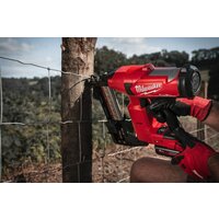 Степлер Milwaukee M18 FUEL M18FFUS-302C 4933479832 (с 2-мя АКБ 3 Ач, кейс) - Превью изображения №10 — Лайт Стор
