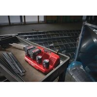 Зарядное устройство Milwaukee M12 C4 4932430554 (12В) - Превью изображения №5 — Лайт Стор